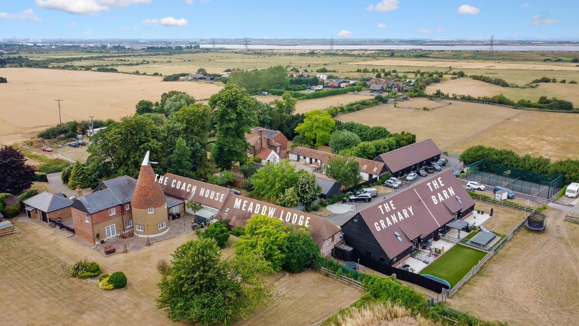 The Roost Group - The Coach House - Hot Tub Villa Gravesend Oda fotoğraf